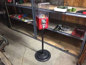 lot 124 image: Vintage Northwester 25 Gumball Machine - Cast Base