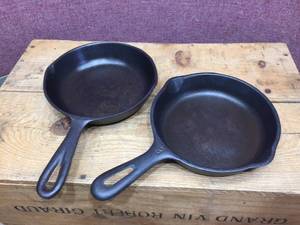 lot 131 image: 2 Vintage Cast Iron #3 Skillets - Wagner BSR