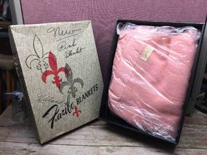 lot 133 image: Fabulous Vintage Faribo Fluff-Loomed Blanket - Original Box