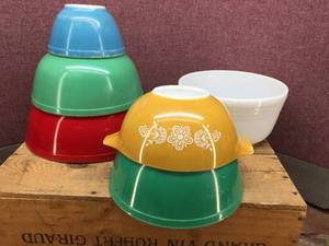 lot 170 image: Vintage Pyrex Nesting BowlsMixer Bowl - Note Large RedNot Yellow