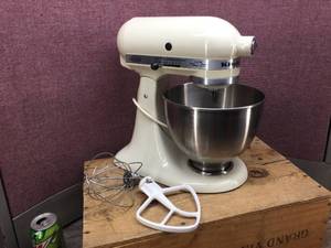 lot 174 image: Vintage Kitchenaid by Hobart K45SS - Bowl - Wisk - Beater