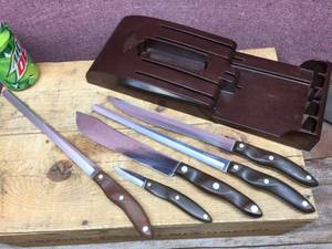 lot 175 image: Vintage Cutco 5 Pc Knife Set - Bakelite Wall Hanger