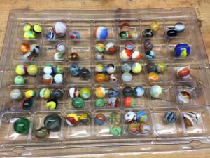 lot 204 image: Nice Vintage Marbles - Peltier Akro Shooters - See Pics
