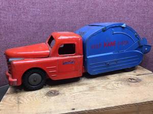 lot 213 image: Vintage Structo Toys - Garbage Truck - Neat
