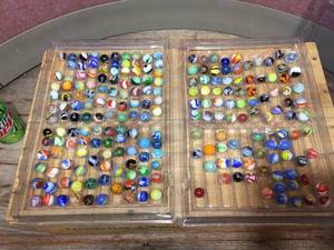 lot 215 image: 2 Trays Vintage Marbles - Akro Peltier Christiansen Wow