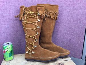 lot 259 image: Wowza Minnetonka Moccasin - Womens Boots Sz 8