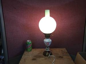 lot 284 image: Vintage Small Gone with Wind Type Desk Lamp - Cute