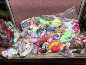 lot 289 image: Big Bunch of Beautiful Beanies