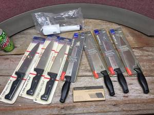 lot 318 image: Group Farberware-Ecko Knives - Like New