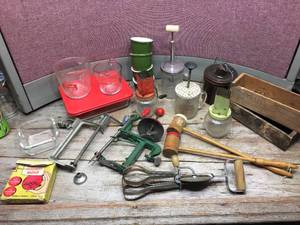 lot 327 image: Vintage Kitchenwares - Choppers - Pyrex - Peelers - Shakers