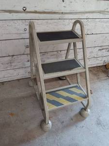 lot 9 image: Rolling Industrial Step Stool with 3 Non-Slip Steps