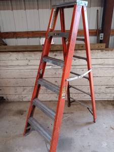 lot 13 image: Werner 6 ft Fiberglass Step Ladder Model 7406