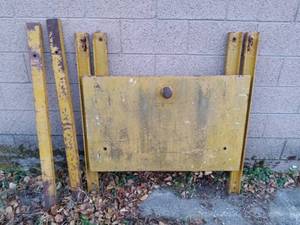 lot 41 image: Heavy-Duty Gooseneck Hitch Mounting Plate and Support Beams