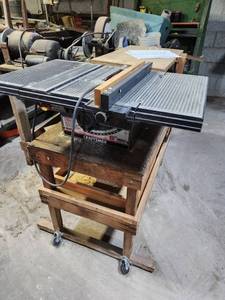 lot 124 image: Craftsman 9-Inch Table Saw with Stand and Accessories