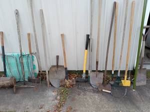 lot 176 image: Collection of Vintage Garden Tools