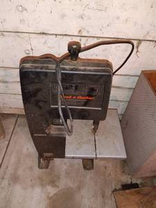lot 65 image: Black & Decker 7-12 Inch Power Band Saw