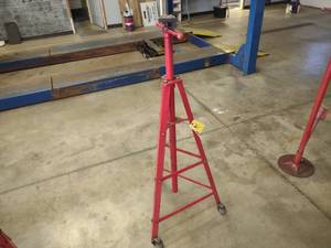 lot 21 image: Under Hoist Stabilizer Jack...