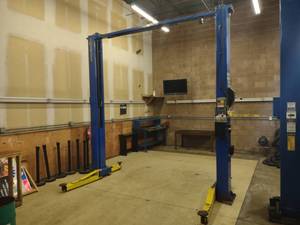 lot 4 image: Forward 2 Post Vehicle lIft, Model ...