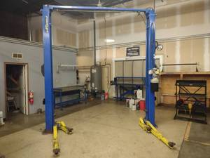 lot 5 image: Forward 2 Post Vehicle lIft, Model ...