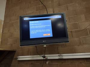 lot 185 image: Sony Bravia 39 TV with Remote, Inc...