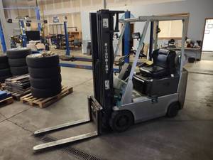 lot 8 image: Mitsubishi LP Gas Forklift, 2450 lb...