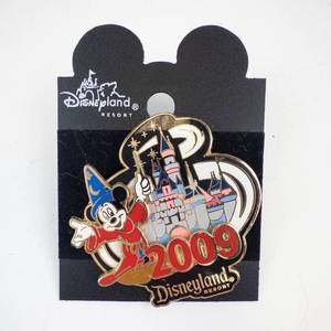 lot 10 image: Enamel Pin - Mickey Mouse & Disneyland Resort 2009 Castle