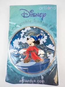 lot 46 image: Disney Trading Pin - Sorcerer Mickey by Artland