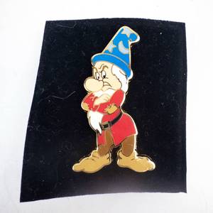 lot 130 image: Dwarf Enamel Pin - Wizard Gnome with Blue Hat