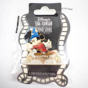 lot 235 image: Mickey Mouse Sorcerer Hat Pin - Disneys Soda Fountain & Studio Store Hollywood Limited Edition