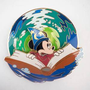 lot 260 image: Mickey Mouse Wizard Enamel Pin - Disney Auctions Limited Edition 500 (China) SPINNINGu