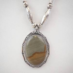 lot 11 image: Sterling Silver Oval Agate Pendant Necklace - Beaded Edge Bezel Chain
