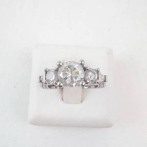 lot 35 image: Three-Stone CZ Ring - Vintage Silver Tone, Size 5