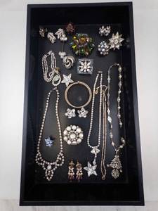 lot 71 image: Costume Jewelry Lot - Necklaces, Bracelets, Brooches & Earrings