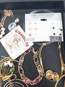 lot 89 image: Assorted Pearl & Bead Jewelry Lot - Necklaces, Bracelets & Earrings