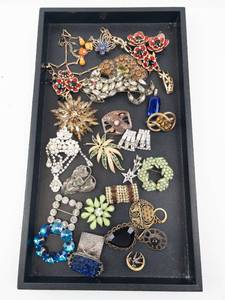 lot 102 image: Vintage Costume Jewelry Lot - Earrings, Brooches, Bracelets, Rings