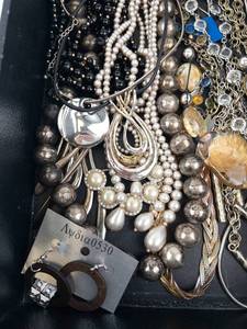 lot 114 image: Assorted Costume Jewelry Necklace & Bracelet Lot