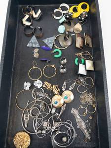 lot 115 image: Vintage Costume Jewelry Lot - Vintage Earrings