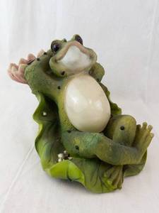 Green Frog Garden Statue With Solar Panel On Back