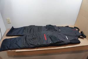 lot 26 image: Striker Predator Lite Bib - ZIPPER BROKEN - Large