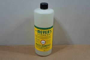 lot 43 image: Mrs Meyers 32oz Multi-Surface Concentrate