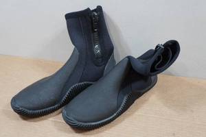 lot 71 image: Cressi Isla 5mm Dive Boots - Size 9