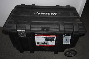 lot 82 image: Husky 37 Mobile Job Box