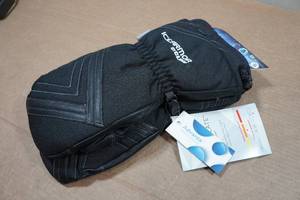lot 138 image: Clam Icearmor Remegase Cold Weather Mitts - Small