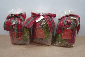 lot 143 image: 3 Aromatique Decorative Fragrances - Smell of Christmas