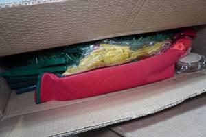 lot 152 image: 6 Pop Up Christmas Tree