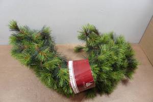 lot 199 image: 9 Minnesota Pine Garland Dcor