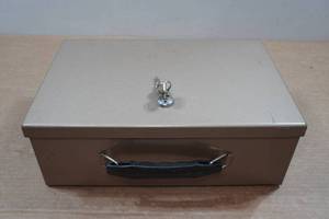 lot 226 image: Lock Box