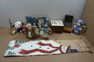 lot 297 image: Chistmas Dcor - Snowmen