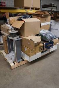 lot 304 image: Pallet - Shelving, Bedding, Hardware, Humidifier, Etc