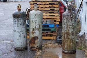 lot 305 image: 3 Propane Tanks - 100 Lb